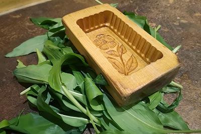 Jetzt wird Bärlauchbutter gemacht