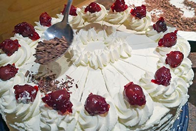 Die Schwarzwälder Kischtorte darf nicht fehlen