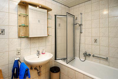 Bad mit Badewanne