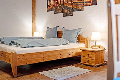 Schlafzimmer mit Doppelbett