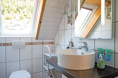 Bad mit Dusche und WC