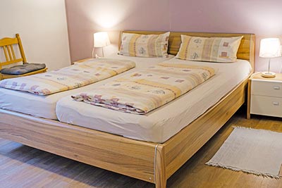 Schlafzimmer mit Doppelbett
