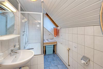 Bad mit Dusche und WC